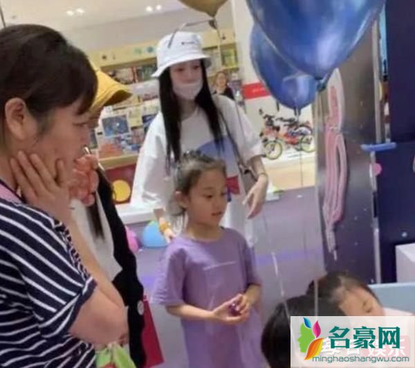 李小璐带甜馨逛街被偶遇 小甜馨最近发生了什么变化?