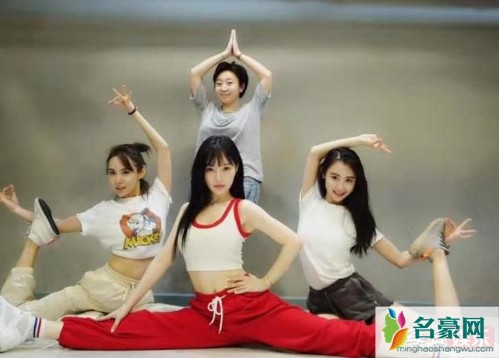 李小璐带甜馨逛街被偶遇 小甜馨最近发生了什么变化?