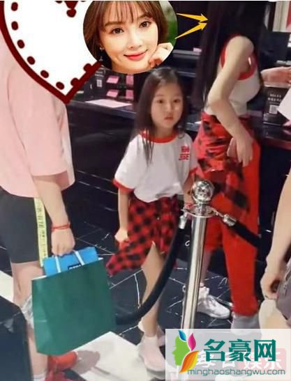 李小璐带甜馨逛街被偶遇 小甜馨最近发生了什么变化?