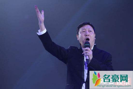 韩磊舞台摔倒是怎么回事 舞台上摔倒的明星盘点