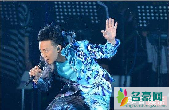 韩磊舞台摔倒是怎么回事 舞台上摔倒的明星盘点