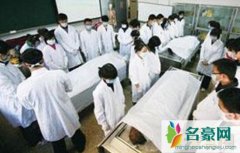 徐州医学院灵异事件，解剖课上尸体突然复活将老师