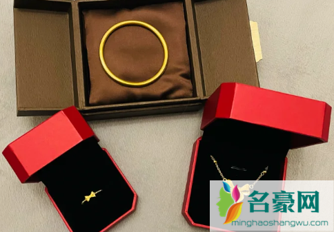 网上周大福和实体店有区别吗1