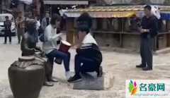 郭京飞王珞丹坐雕塑踩石碑 这一举动被拍网友吐槽