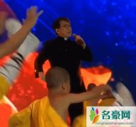 成龙演出遇小意外是怎么回事 盘点那些舞台上遇到