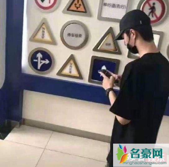 王一博考科目四是什么情况 王一博没有汽车驾照吗?