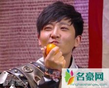 郭京飞小时候拿蛇什么梗 标准熊孩子作态皮的不行
