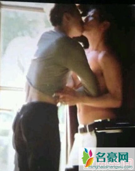 烈日灼心邓超段奕宏舌吻剧照邓超段奕宏脱衣吻胸激情视频