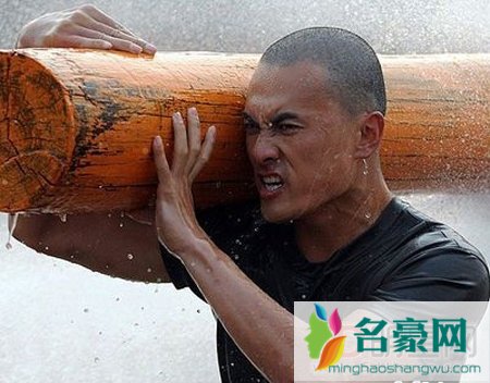 火蓝刀锋张冲扮演者赫子铭个人资料肌肉照片 赫子铭是几级演员