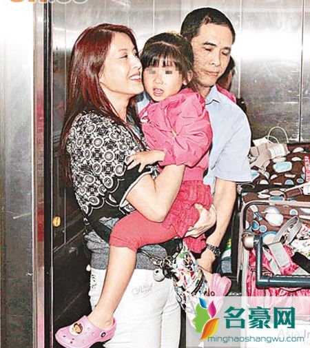 李婉华大女儿是谁的 李婉华露过胸