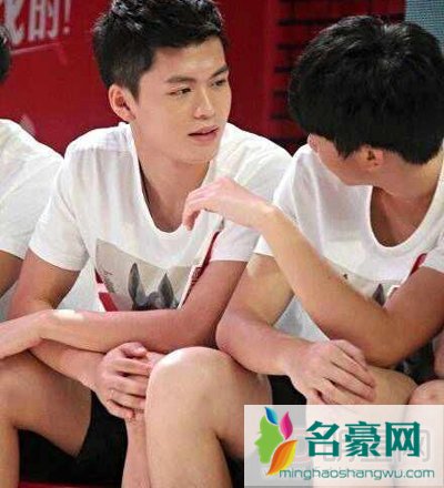 宁桓宇白举纲接吻 宁桓宇白举纲综艺合照