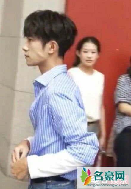 易烊千玺军训晒黑是什么情况 盘点明星们军训时晒黑的瞬间