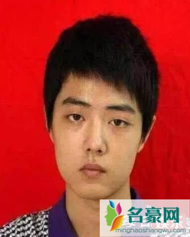 肖战初中时的照片 肖战和同学合照