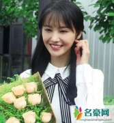 为什么郑爽拍卖衣服？郑爽的衣服都是多少钱?