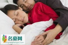 看睡姿知道男人爱不爱你，从睡觉的细节来看男人有