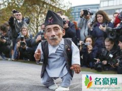 世界身高最矮的人钱德拉（75岁身高仅为54.6厘米-现