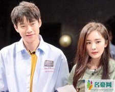 杨幂躲房车陪魏大勋拍戏 照片曝光二人举动亲密为