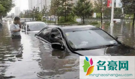 下暴雨车放在车库还是在外面2