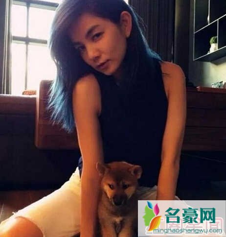 Ella秀性感脱衣照