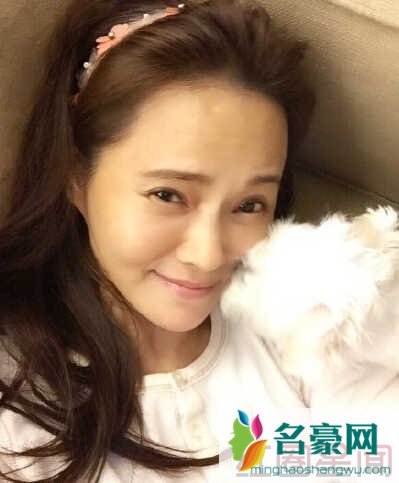 伊能静婚后微博卖萌