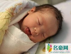 功夫明星洪金宝再当爷爷很开心 看见乖孙柔情满满