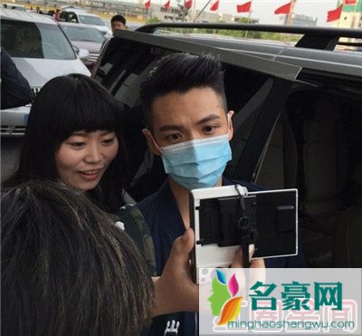柯震东与粉丝自拍