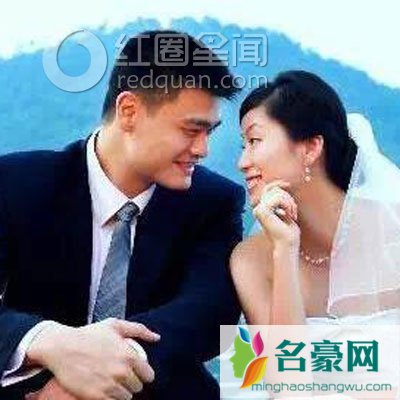 1999年,东方男篮和东方女篮住在同一个训练基地,19岁的姚明发现长发飘飘、气质不凡的东方女篮一号美女叶莉,并对她一见钟情