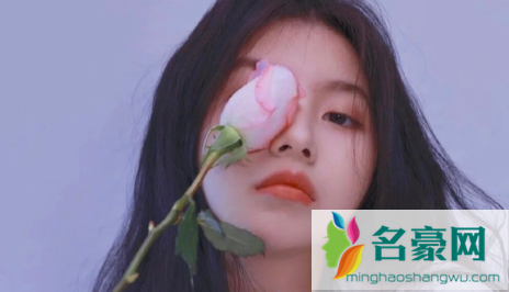 无意中看到男友跟前任的照片很难受1
