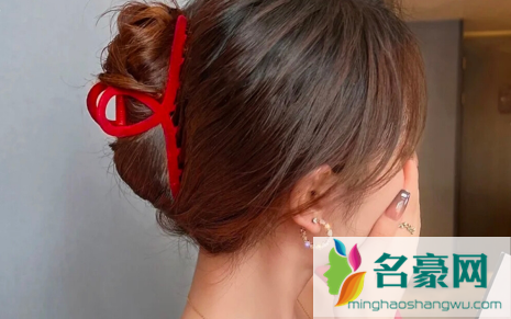 无意中看到男友跟前任的照片很难受2