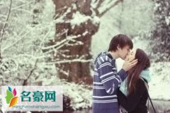 男人的身体是不会说谎的，这几个表现能戳穿男人的
