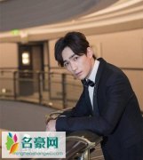 朱一龙酒店遭围堵 私生饭入侵酒店强摘口罩敲玻璃