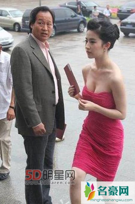 刘亦菲干爹是谁 刘亦菲和干爹接吻