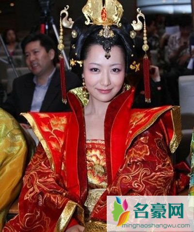 凰图腾白冰床戏吻戏 白冰和她老公的吻戏