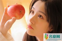 感动女朋友500字（希望年老时候你还在我的身边）