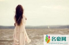我和寡妇房东情定今生，房东诉苦抱着我哭我心动了