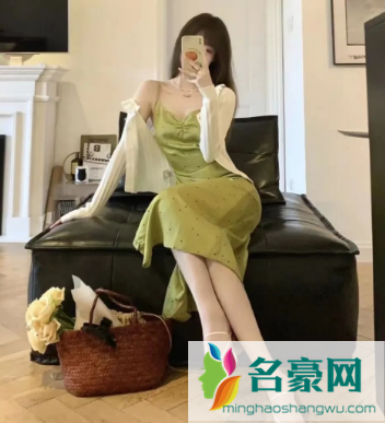 吊带连衣裙怎么搭配6