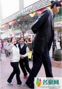 巨人张俊才身高2.42米（与老婆结婚18年/至今无子-视