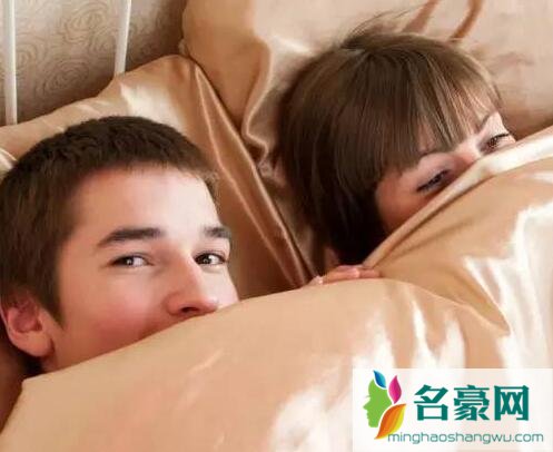 老公心里装着别的女人的表现