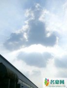 天空出现如来佛祖视频（佛光四射光彩照人轰动世界