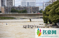 暴雨预警颜色等级如何划分的 暴雨天气要注意什么