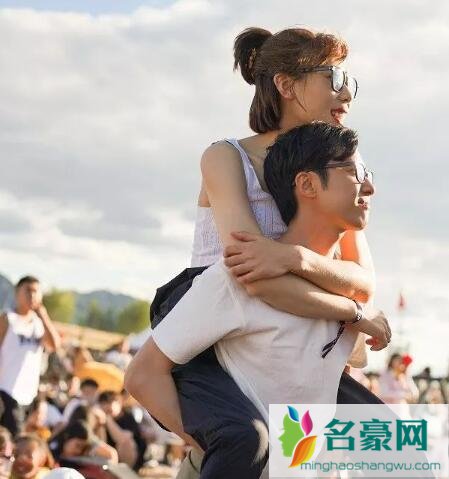 半个喜剧中新裤子乐队唱了什么歌