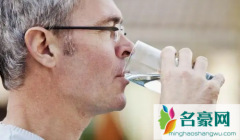 大量喝水一个星期尿酸低了真的假的 长期尿酸高的