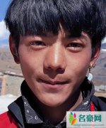 丁真是谁他怎么出名的 原生态素颜颜值超高迅速火
