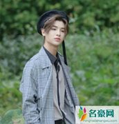 黄明昊妈是干什么的 黄明昊小时候为什么不和父母