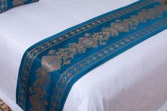 酒店床上一条长条布有什么用，主要作用保持清洁
