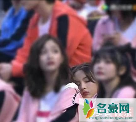 杨超越划水是什么梗 划水究竟是什么意思?