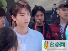王俊凯被黄牛搂肩是怎么回事？本人是如何回应的