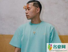 李尔新是哪个厂牌的？参加中国新说唱衣服为什么被