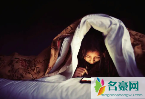 手机放在床头睡觉对人有危害吗3