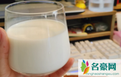 牛奶摇一摇为什么那么多泡泡 纯牛奶剧烈摇晃还能
